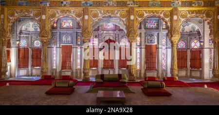 Le pareti d'oro e i gioielli intarsiati del Phool Mahal riccamente dorato nel forte di Mehrangarh; Jodhpur, Rajasthan, India Foto Stock