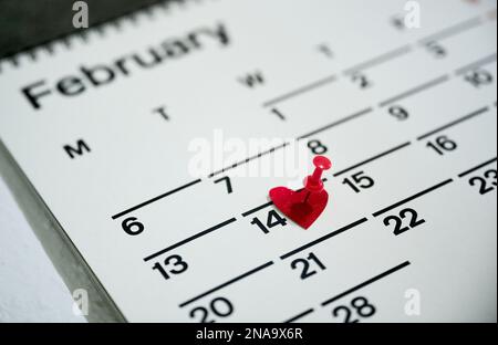 Berlino, Germania. 18th Jan, 2020. Su un calendario, il 14 febbraio è segnato con un cuore. Il 14.02.2023 San Valentino è celebrato come il giorno degli amanti. Credit: Annette Riedl/dpa/Alamy Live News Foto Stock