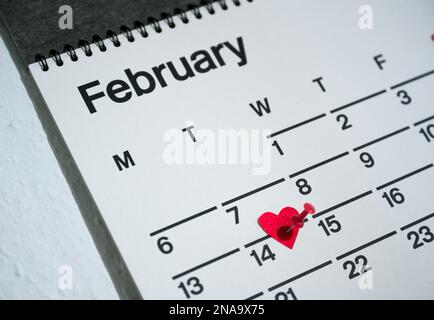 Berlino, Germania. 18th Jan, 2020. Su un calendario, il 14 febbraio è segnato con un cuore. Il 14.02.2023 San Valentino è celebrato come il giorno degli amanti. Credit: Annette Riedl/dpa/Alamy Live News Foto Stock