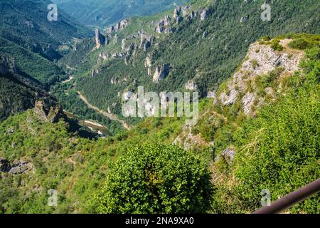 Una vista panoramica di una verde catena montuosa visto da Sublime Point a Lozere, Francia Foto Stock