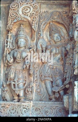 Le strutture del tempio di Halebidu sono piene di belle sculture che raffigurano vari danzatori uccelli e animali. Il luogo è ammirato per la sua intricata architettura Hoysala, piccole e intricate sculture, i templi decorati dettagliati, le sculture incredibili con metallo come lucidare e molto altro ancora. Ha circa mille figure sulle pareti che raffigurano scene di Mahabharata e Ramayana. Il tempio è stato descritto come un esempio eccezionale di architettura indù. Foto Stock
