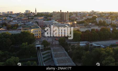 Vista dal drone del paesaggio serale di Odessa. Odessa Potemkin scale. Costruzione e alberi. Foto Stock