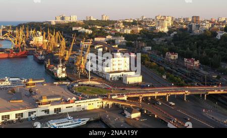 Vista da un drone che sorvola il porto e la città di Odesa. Paesaggio urbano serale della città. Foto Stock