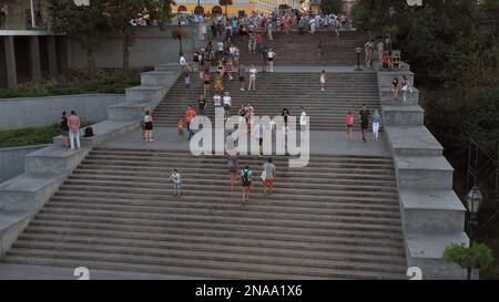 Odesa, Ucraina - 08.08.2020: Potemkin scale nella città di Odessa con il traffico di persone. Paesaggio urbano. Foto Stock