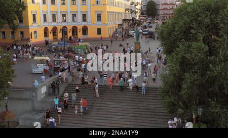 Odesa, Ucraina - 08.08.2020: Odesa è una città storica dell'Ucraina. La gente cammina vicino al monumento Duca e alle scale Potmkin. Foto Stock