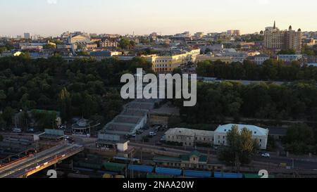 Vista dal drone del paesaggio urbano della città. Odessa Potemkin scale. Ferrovie e alberi. Foto Stock