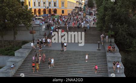 Odesa, Ucraina - 08.08.2020: La gente cammina vicino al monumento Duca e le scale di Potmkin. Foto Stock