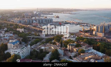 Vista aerea del porto di Odessa. Vista dall'alto dei tetti e delle navi degli edifici. Foto Stock