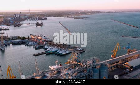 Porto industriale. Navi, ascensori e gru nella baia di mare. Foto Stock