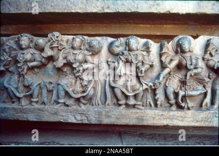 Le strutture del tempio di Halebidu sono piene di belle sculture che raffigurano vari danzatori uccelli e animali. Il luogo è ammirato per la sua intricata architettura Hoysala, piccole e intricate sculture, i templi decorati dettagliati, le sculture incredibili con metallo come lucidare e molto altro ancora. Ha circa mille figure sulle pareti che raffigurano scene di Mahabharata e Ramayana. Il tempio è stato descritto come un esempio eccezionale di architettura indù. Foto Stock