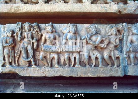 Le strutture del tempio di Halebidu sono piene di belle sculture che raffigurano vari danzatori uccelli e animali. Il luogo è ammirato per la sua intricata architettura Hoysala, piccole e intricate sculture, i templi decorati dettagliati, le sculture incredibili con metallo come lucidare e molto altro ancora. Ha circa mille figure sulle pareti che raffigurano scene di Mahabharata e Ramayana. Il tempio è stato descritto come un esempio eccezionale di architettura indù. Foto Stock