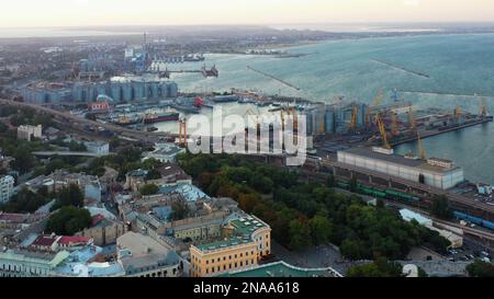 Vista aerea del porto di Odessa. Paesaggio urbano indastriale dall'alto. Foto Stock