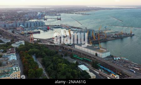 Vista aerea del paesaggio cittadino di Odessa con porto marittimo. Paesaggio urbano indastriale e marino dal drone. Foto Stock