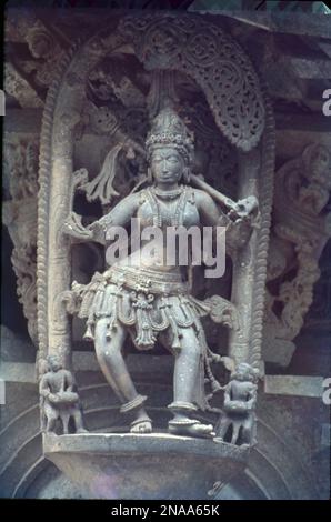 Le strutture del tempio di Halebidu sono piene di belle sculture che raffigurano vari danzatori uccelli e animali. Il luogo è ammirato per la sua intricata architettura Hoysala, piccole e intricate sculture, i templi decorati dettagliati, le sculture incredibili con metallo come lucidare e molto altro ancora. Ha circa mille figure sulle pareti che raffigurano scene di Mahabharata e Ramayana. Il tempio è stato descritto come un esempio eccezionale di architettura indù. Foto Stock