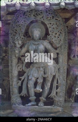 Le strutture del tempio di Halebidu sono piene di belle sculture che raffigurano vari danzatori uccelli e animali. Il luogo è ammirato per la sua intricata architettura Hoysala, piccole e intricate sculture, i templi decorati dettagliati, le sculture incredibili con metallo come lucidare e molto altro ancora. Ha circa mille figure sulle pareti che raffigurano scene di Mahabharata e Ramayana. Il tempio è stato descritto come un esempio eccezionale di architettura indù. Foto Stock