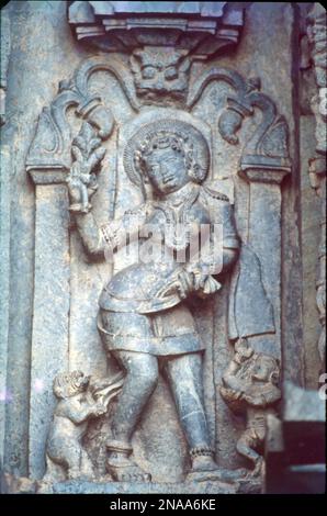 Le strutture del tempio di Halebidu sono piene di belle sculture che raffigurano vari danzatori uccelli e animali. Il luogo è ammirato per la sua intricata architettura Hoysala, piccole e intricate sculture, i templi decorati dettagliati, le sculture incredibili con metallo come lucidare e molto altro ancora. Ha circa mille figure sulle pareti che raffigurano scene di Mahabharata e Ramayana. Il tempio è stato descritto come un esempio eccezionale di architettura indù. Foto Stock