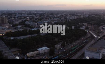 Vista aerea della città di Odesa durante il periodo di blackout. Grande città senza energia elettrica. Foto Stock