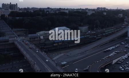 Vista panoramica delle infrastrutture stradali di sera. Crepuscolo tramonto cielo. Città di Odesa senza elettricità. Foto Stock