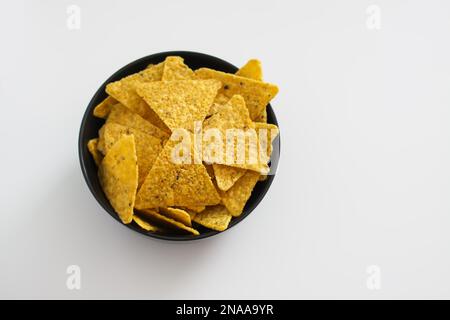 Tortilla chip in una piastra di ceramica nera. Foto Stock