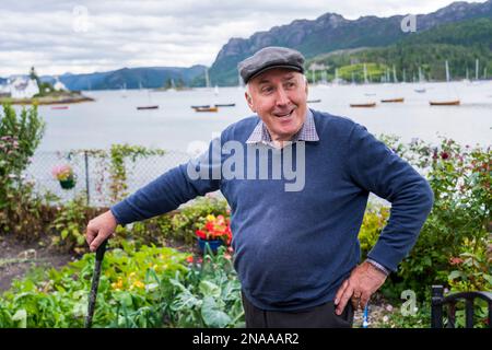 Un uomo scozzese posa per un ritratto nel suo giardino; Plockton, Scozia Foto Stock