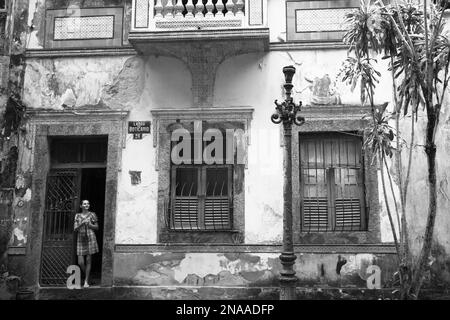 Largo do Boticário (Piazza dell'Apothecary) a Cosme Velho con la casa coloniale neoclassica in rovina dell'epoca portoghese; Rio de Janeiro, Brasile Foto Stock