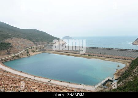 Vista dall'High Island Reservoir East Dam nel Sai Kung East Country Park di Hong Kong. Foto Stock