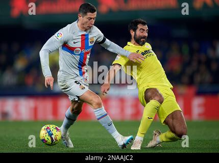 (230213) -- VILLARREAL, 13 febbraio 2023 (Xinhua) -- Robert Lewandowski (L) di Barcellona vies con Raul Albiol di Villarreal durante una partita di calcio spagnola la Liga tra Villarreal CF e Barcellona a Villarreal, Spagna, 12 febbraio 2023. (Str/Xinhua) Foto Stock