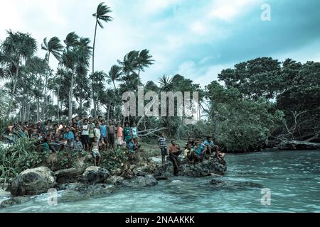 I bambini si sono riuniti sulla riva dell'isola di Tuam dei Siassi, Papua Nuova Guinea Foto Stock