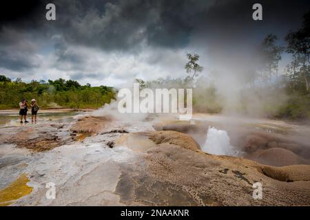 Guida turistica fotografando le sorgenti termali dei dei sull'Isola di Fergusson, Isole D'Entrecasteaux, Papua Nuova Guinea Foto Stock