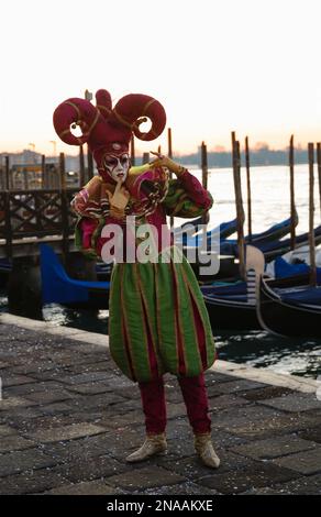 Venezia, Italia. 13th febbraio 2023. I turisti che indossano costumi e maschere di carnevale tradizionali, insieme ai turisti, si riversano a Venezia per il Carnevale di Venezia. Credit: Carolyn Jenkins/Alamy Live News Foto Stock