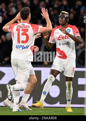 (230213) -- NAPOLI, 13 febbraio 2023 (Xinhua) -- Victor Osimhen (R) di Napoli celebra il suo gol con il suo compagno di squadra Amir Rrahmani durante una Serie A partita di calcio tra Napoli e Cremonese a Napoli, Italia, il 12 febbraio 2023. (Foto di Alberto Lingria/Xinhua) Foto Stock