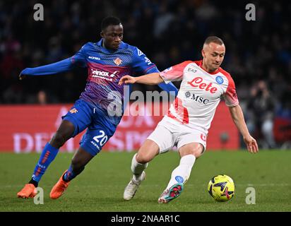 (230213) -- NAPOLI, 13 febbraio 2023 (Xinhua) -- Stanislav Lobotka (R) di Napoli con Felix Arena-Gyan di Cremonese durante una Serie Una partita di calcio tra Napoli e Cremonese a Napoli, Italia, il 12 febbraio 2023. (Foto di Alberto Lingria/Xinhua) Foto Stock