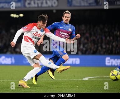 (230213) -- NAPOLI, 13 febbraio 2023 (Xinhua) -- Elgif Elmas di Napoli segna il suo gol durante una serie Una partita di calcio tra Napoli e Cremonese a Napoli, Italia, il 12 febbraio 2023. (Foto di Alberto Lingria/Xinhua) Foto Stock