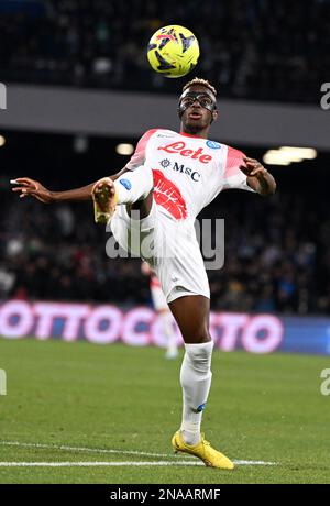 (230213) -- NAPOLI, 13 febbraio 2023 (Xinhua) -- Victor Osimhen di Napoli compete durante una serie Una partita di calcio tra Napoli e Cremonese a Napoli, Italia, il 12 febbraio 2023. (Foto di Alberto Lingria/Xinhua) Foto Stock