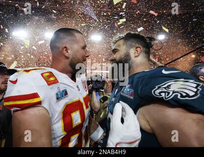 Glendale, Stati Uniti. 11th Feb, 2023. Kansas City Chiefs Tight End Travis Kelce (87) festeggia con il fratello Philadelphia Eagles Center Jason Kelce (R) dopo aver vinto il Super Bowl LVII 38-35 allo state Farm Stadium di Glendale, Arizona, domenica 12 febbraio 2023. Foto di John Angelillo/UPI Credit: UPI/Alamy Live News Foto Stock