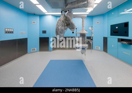 Nuova sala operatoria ospedaliera moderna con pavimento blu e verde Foto Stock