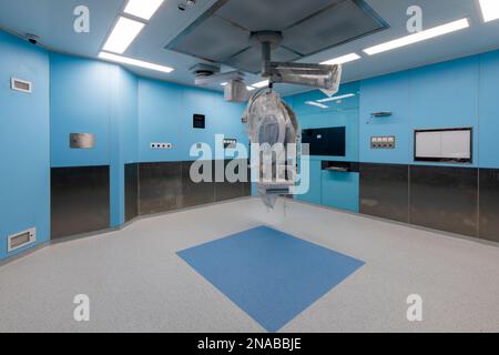 Nuova sala operatoria ospedaliera moderna con pavimento blu e verde Foto Stock