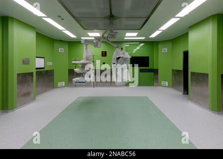 Nuova sala operatoria ospedaliera moderna con pavimento blu e verde Foto Stock