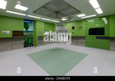 Nuova sala operatoria ospedaliera moderna con pavimento blu e verde Foto Stock