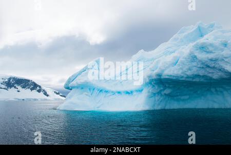 Formazione unica di iceberg nell'Oceano meridionale al largo dell'isola di Danco nel Canale di Errera; Antartide Foto Stock