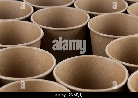 Vuoto di carta monouso Tazze da caffè per lo sfondo Foto Stock