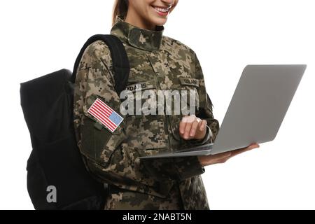 Cadetto femminile con zaino e computer portatile su sfondo bianco, primo piano. Educazione militare Foto Stock