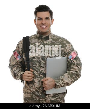 Cadet con zaino e computer portatile isolato su bianco. Educazione militare Foto Stock