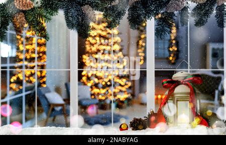 Bella composizione con lanterna di Natale vicino alla finestra Foto Stock