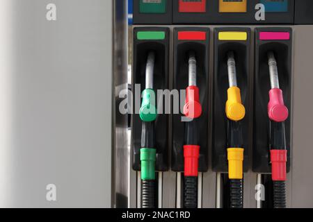 Ugelli di riempimento della pompa di benzina nella stazione di servizio Foto Stock