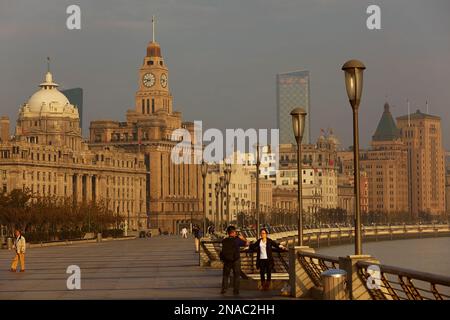 Una vista del Bund alla luce del sole di prima mattina, il quartiere storico e il lungomare di Shanghai; Shanghai, Cina Foto Stock