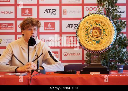 Jannik Sinner (ITA) con il trofeo del vincitore dopo la finale dell'Open Sud de France 2023, torneo di tennis ATP 250 il 12 febbraio 2023 all'Arena Sud de France di Pérols vicino Montpellier, Francia - Foto Patrick Cannaux / DPPI Foto Stock