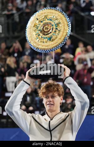 Jannik Sinner (ITA) con il trofeo del vincitore dopo la finale dell'Open Sud de France 2023, torneo di tennis ATP 250 il 12 febbraio 2023 all'Arena Sud de France di Pérols vicino Montpellier, Francia - Foto Patrick Cannaux / DPPI Foto Stock