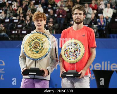 Jannik Sinner (ITA) con il trofeo del vincitore e Maxime Cressy (USA) con il trofeo secondo classificato dopo la finale dell'Open Sud de France 2023, torneo di tennis ATP 250 il 12 febbraio 2023 presso la Sud de France Arena a Pérols vicino Montpellier, Francia - Foto Patrick Cannaux / DPPI Foto Stock