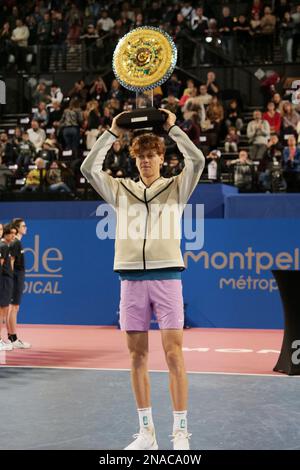 Jannik Sinner (ITA) con il trofeo del vincitore dopo la finale dell'Open Sud de France 2023, torneo di tennis ATP 250 il 12 febbraio 2023 all'Arena Sud de France di Pérols vicino Montpellier, Francia - Foto Patrick Cannaux / DPPI Foto Stock